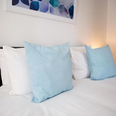 Velvet 1-Bedroom Apartment, Clockhouse, هوديسدون المظهر الخارجي الصورة